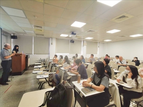 演講會場全景-中文系殷善培主任開場致詞