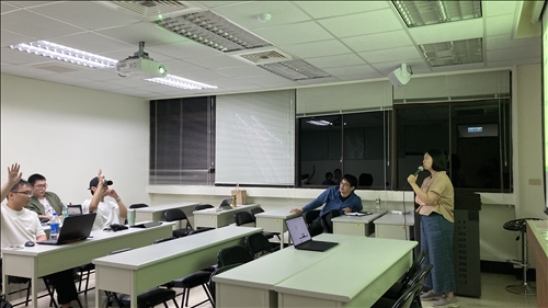 郭記者與同學上課問答互動，過程氣氛良好。
