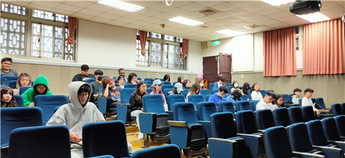 04_Students listening to the speech. 學生聆聽演講