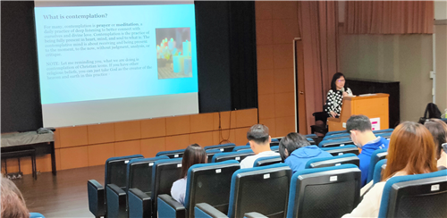 03_The speaker introduces what is contemplation of icon. 演講人介紹何為圖像默觀, 及其步驟。