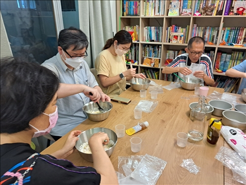 學員進行不同的麵粉攪拌