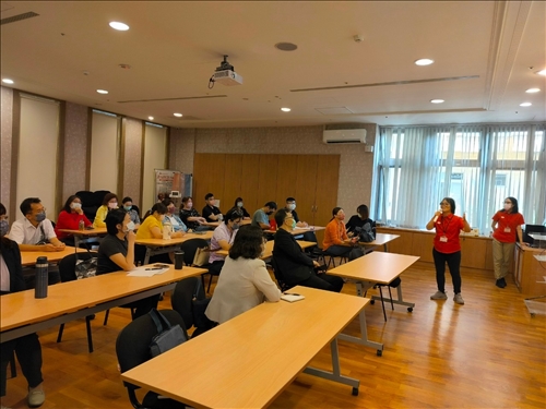 與清福安養中心人事室關副主任進行交流座談