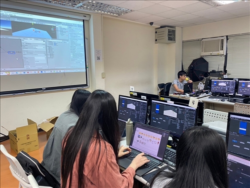 講師指導學生進行實做
