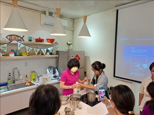 講師講解與示範焦糖布丁烹製過程與注意事項