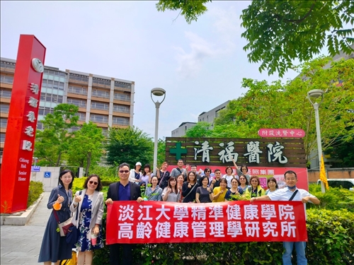 所有參訪人員在清福安養中心合影