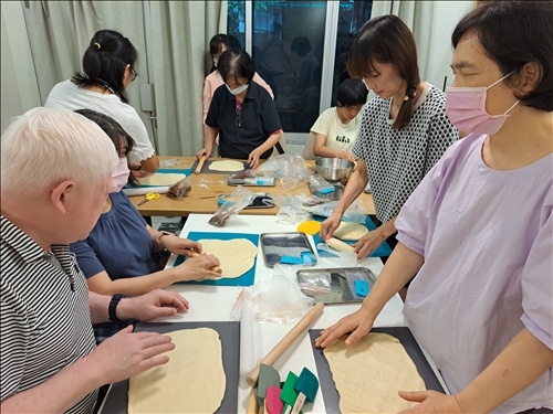 學員們透過揉麵與擀麵實際操作充分體驗