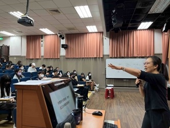 黃子翎老師指導同學進行討論