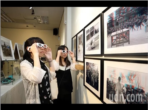 講者講述利用聯合報過去影象進行的展覽方式