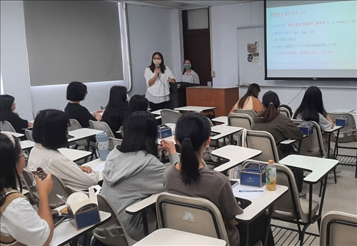 張瑜倫講師說明赴校外實習的注意事項，提醒學生留意自身安全