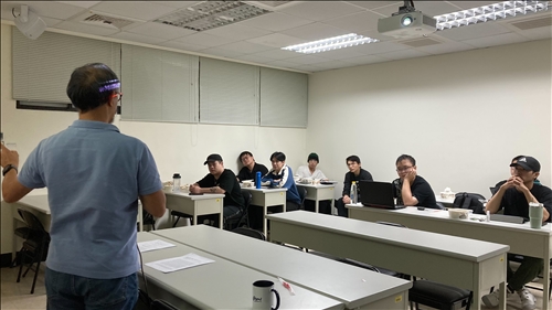 梁老師帶著學生探討為何檳城會納入世界文化遺產