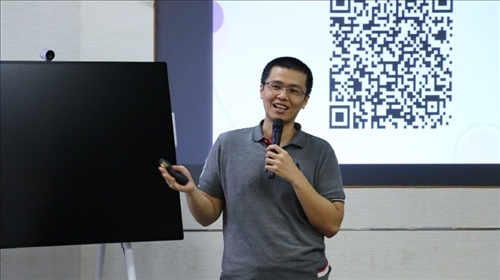 楊老師分享產業實作分析的課程內容