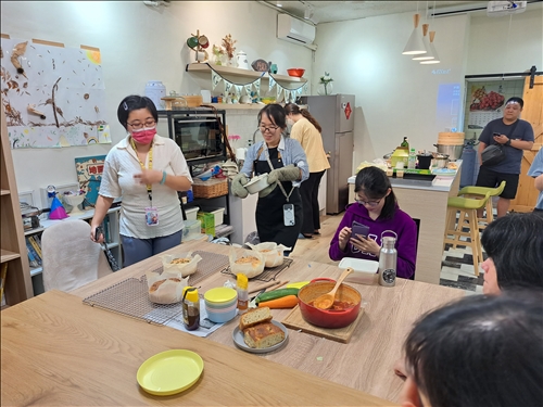 出爐的成品與番茄濃湯，大快朵頤