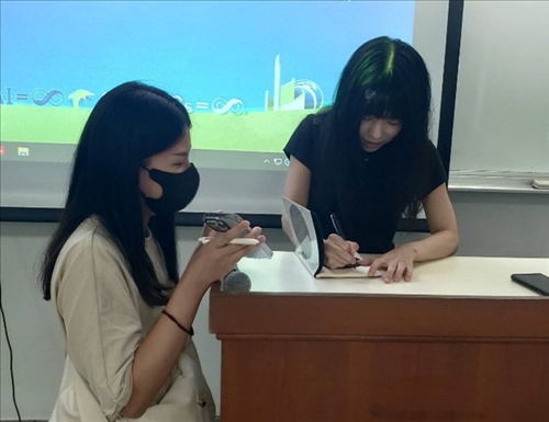 講師為聽眾簽書