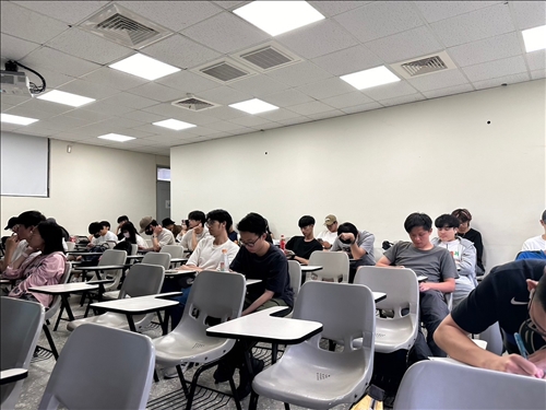 學生們聆聽演講