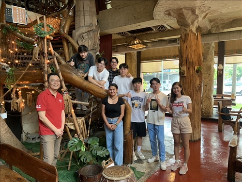 包正豪院長帶領學生進行部落旅行。 