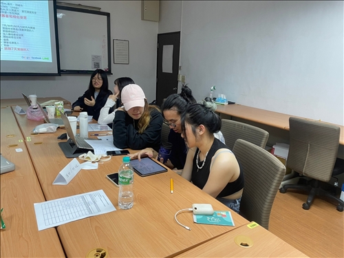 業師檢查並協助同學釐清問題