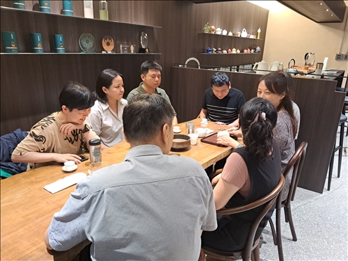 講師講解正式茶桌禮儀