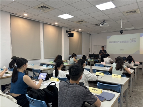 學生認真聽講、作筆記