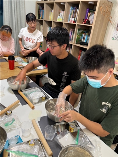   學員們透過揉麵與擀麵實際操作充分體驗