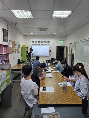 講師介紹職涯課程內容與進行方式