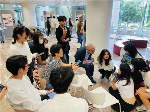 學生探究《第凡內早餐》個案以科技融入互動裝置展演，吸引評審與參與學生。