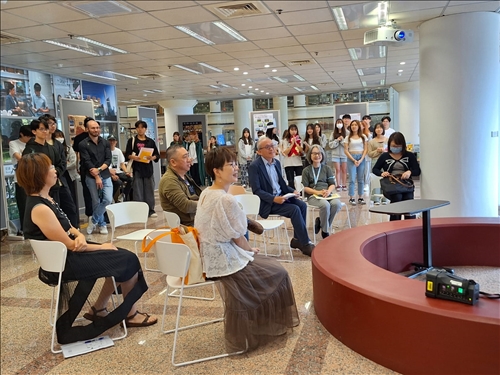 觀光系陳淑娟主任蒞臨開幕致詞，並與其他參與評審與師長參與動態展。