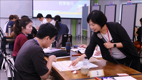 新聘教師進行工作坊實作活動