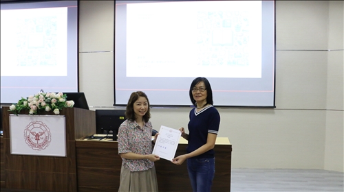 發中心張主任頒發感謝狀