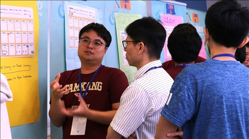 新聘教師進行分組討論與交流活動