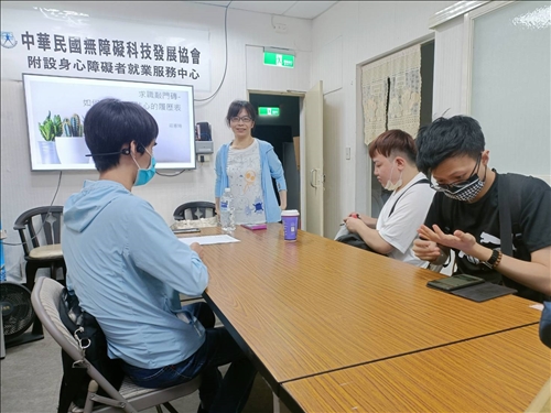 學員們專心聆聽講師分析生職涯領域