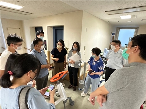 圖7團隊觀摩機構設施