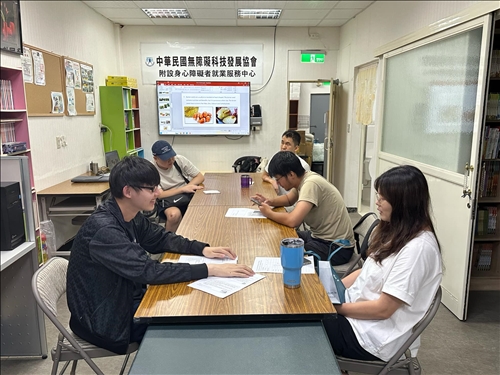 課餘時間，學員互相討論