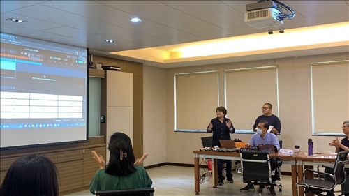 圖2 參與者一同實際操作器材創作歌曲