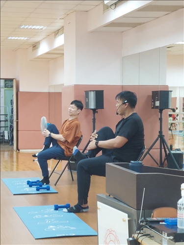 體育處授課老師吳承恩老師(右)及黃嘉笙老師(左)
