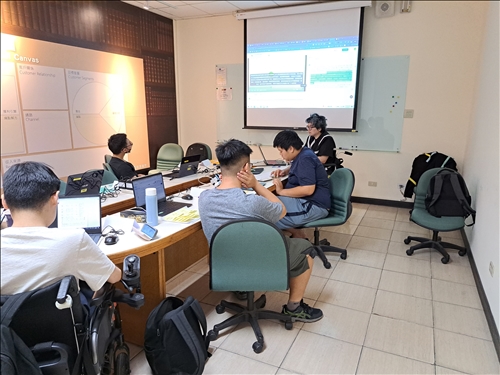 學員著手練習chatgpt