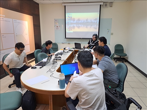 授課老師介紹AI課程內容