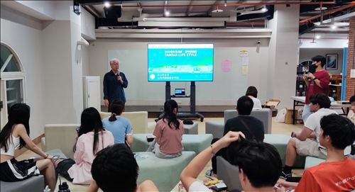 黃瑞茂老師介紹專題1、2主題及內容