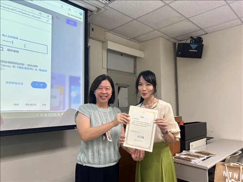 師培中⼼主任頒發感謝狀