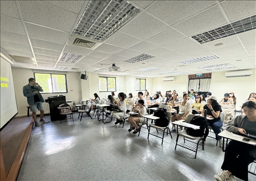 聽講的同學與老師