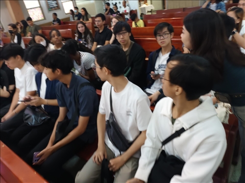 同學們進入菲律賓鄉親週日聚會的彌撒禮拜堂，導覽員解說彌撒的特點。