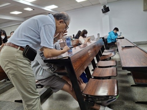 講師個別指導學生操作APP