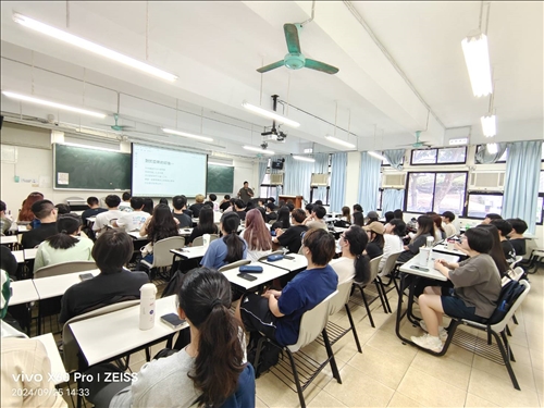 學生們專心聆聽與互動踴躍