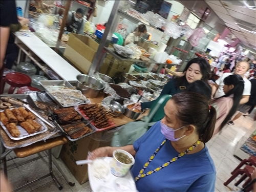 導覽員在商場內解釋菲律賓美食