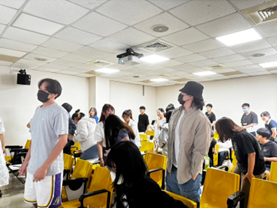 學生起立準備尋找自己的組員