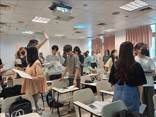 同學們起身進行互動環節的遊戲