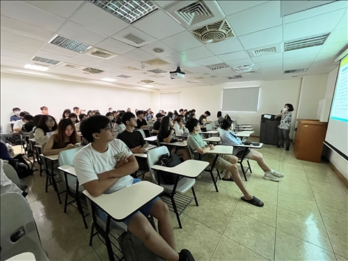 台下學生認真聽講