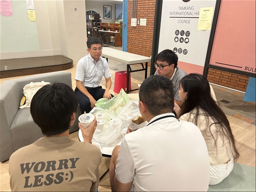 老師與同學交流生活、課業。