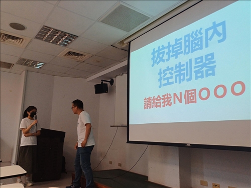 講者與同學示範點子創造練習