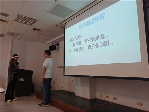 講者與同學示範拔掉腦內控制器的小遊戲