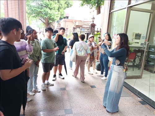 「中山北路走進小菲律賓」由呂曉清女士帶領導覽。
